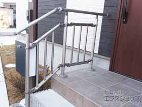 のフェンス・柵 パルトナーUDフェンス3型(手すり) たて格子タイプ 色：プラチナステン 施工例