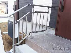 YKKAPのフェンス・柵・塀 パルトナーUDフェンス3型(手すり) たて格子タイプ 色：プラチナステン 施工例