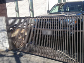 のカーゲート オーバードアS2型 電動式　縦格子 施工例