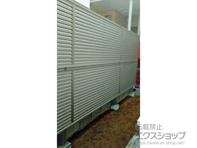 のフェンス・柵 ミエーネフェンス 目隠しルーバータイプ 2段支柱 自立建て用（パネル2段） 施工例