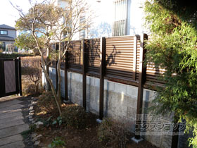 の レスティナフェンス5型 目隠しルーバー 3段支柱 自立建て用（パネル1段） 施工例