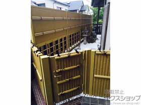 のフェンス・柵 ＜上段＞樹脂製竹垣 和[なごみ] 御簾垣 縦組  間柱 施工例