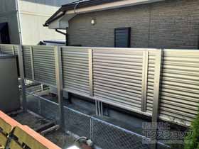 のフェンス・柵 ミエーネフェンス 目隠しルーバータイプ 2段支柱 自立建て用（パネル1段） 施工例
