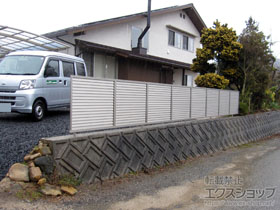 のフェンス・柵 プレスタフェンス 8型 横ルーバー フリーポールタイプ 施工例