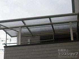 のバルコニー・ベランダ屋根 ヴェクターテラス F型 屋根タイプ 単体 積雪〜20cm対応＋上下可動物干し（着脱機能付）2本入り×1セット 施工例