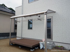 のテラス屋根 プレシオステラス R型 テラスタイプ 単体 積雪〜20cm対応＋吊り下げ式物干し 標準 2本入り×1セット 施工例