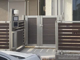 YKKAPの門扉 ルシアス門扉CW02型 横目隠し 両開き親子 複合カラー 門柱使用 施工例