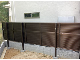 のフェンス・柵 ミエーネフェンス 目隠しルーバータイプ 2段支柱 自立建て用 施工例