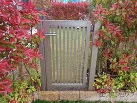 の門扉 プレスタ門扉 4型 太たて桟 片開き 柱使用 施工例