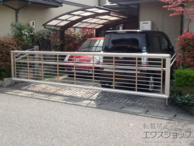 のカーゲート ルシアスアップゲートワイド 1型 横格子 手動 複合カラー 施工例