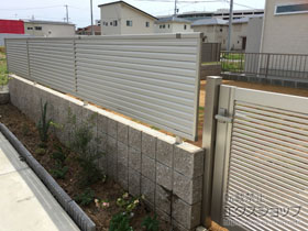 のフェンス・柵 ミエーネフェンス 目隠しルーバータイプ 自由柱施工 施工例