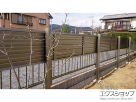 のフェンス・柵 プレスタフェンス 8型 横ルーバー アルミ多段柱使用 施工例