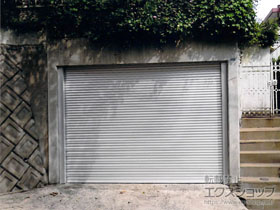 のガレージシャッター ガレージシャッタークワトロ 電動式 内部付タイプ 施工例