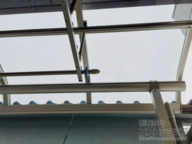 のバルコニー・ベランダ屋根 プレシオステラス R型 屋根タイプ 連棟 積雪〜20cm対応＋吊り下げ式物干し 標準 2本入り×1セット 施工例