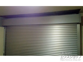 のガレージシャッター ガレージシャッタークワトロ 電動式 内部付タイプ 施工例