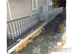 のフェンス・柵 レスティナフェンス23型 傾斜地用 自由柱 施工例