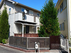 のフェンス・柵 ルシアスフェンスF03型 たて半目隠し 木調カラー 自由柱施工 施工例