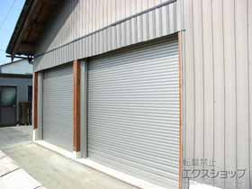 のガレージシャッター ガレージシャッタークワトロ 電動式 内部付タイプ＋入隅付柱×2 施工例