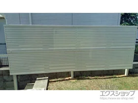 YKKAPのフェンス・柵・塀 レスティナフェンス7型 横目隠し 2段支柱 フリーポールタイプ 施工例