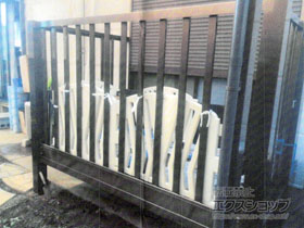 のバルコニー ビューステージFスタイル 縦太格子 単体 庭置き式 施工例