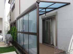 のテラス屋根 ヴェクターテラス F型 テラスタイプ 単体 積雪〜20cm対応＋上下可動物干し　着脱機能有り 2本入×1セット＋前面パネル＋前面パネル隙間隠し＋5角テラス柱用カバー（2本分）×1セット 施工例