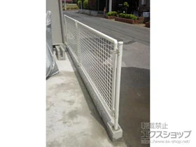 YKKAPのフェンス・柵・塀 ハイネットフェンス101型 一般タイプ 間仕切り柱施工 施工例