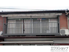 LIXIL リクシル(トステム)のバルコニー・ベランダ ビューステージHスタイル 縦太格子 連棟 屋根置き式 施工例