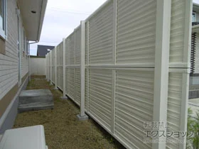Value Selectのフェンス・柵・塀 ミエーネフェンス 目隠しルーバー 2段支柱施工 施工例