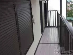 LIXIL(リクシル)のバルコニー・ベランダ ビューステージHスタイル 縦太格子 連棟 柱建て式 馬梁納まり 施工例