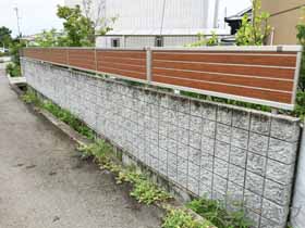 のフェンス・柵 ルシアスフェンスF02型 横目隠し 木調カラー 自由柱施工 施工例
