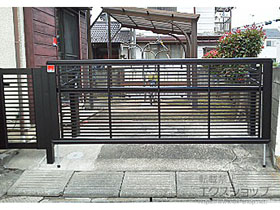 のカーゲート ルシアスアップゲート 1型 横格子 手動 施工例