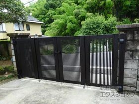 YKKAPの門扉 エクスライン門扉2型 4枚折戸セット　門柱使用 施工例