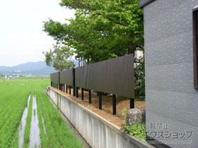 の門扉 ルシアス門扉BM02型 リブモール(鋲あり) 片開き 木調カラー 門柱使用 施工例