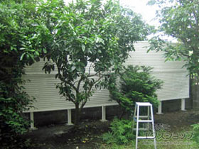 のフェンス・柵 レスティナフェンス5型 目隠しルーバー 3段支柱＜自立建て用＞ 施工例