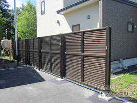 のフェンス・柵 ミエーネフェンス 目隠しルーバー 2段支柱 施工例