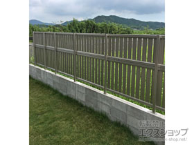 のフェンス・柵 ルシアスフェンスF03型 たて半目隠し 木調カラー 2段支柱 施工例