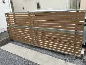 YKKAPのフェンス・柵・塀 ルシアスフェンスF04型 横半目隠し 2段支柱＜自立建て用＞ 施工例
