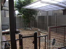 のフェンス・柵 ミエーネフェンス 目隠しルーバータイプ 2段支柱 施工例