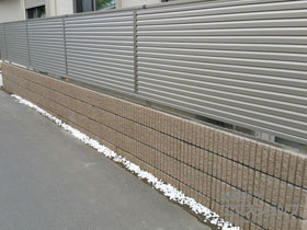 のフェンス・柵 ミエーネフェンス 目隠しルーバータイプ 自由柱施工 施工例