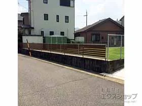YKKAPのフェンス・柵・塀 ルシアスフェンスF04型 横半目隠し 自由柱 施工例