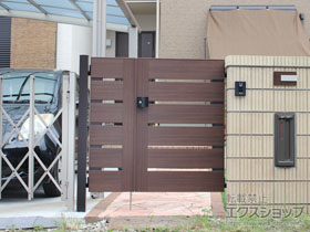 の門扉 ルシアス門扉BW02型 横スリット(木調框) 両開き親子 複合カラー 門柱使用＊子扉：外観左 施工例