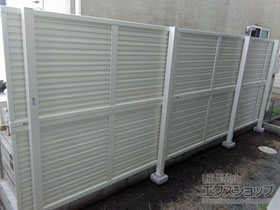 のフェンス・柵 レスティナフェンス7型 横目隠し 2段支柱＜自立建て用＞ 施工例