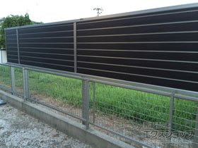 のフェンス・柵 ルシアスフェンスF02型 横目隠し 木調カラー 2段支柱<自立建て用> 施工例