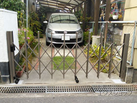 のカーゲート トリップゲートRA型 ノンレール 片開き 27S 施工例