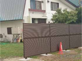 のフェンス・柵 ミエーネフェンス 目隠しルーパータイプ 2段支柱 〈自立建て用〉 施工例