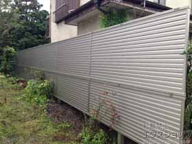 のフェンス・柵 ミエーネフェンス 目隠しルーバータイプ 2段支柱（パネル2段） 施工例