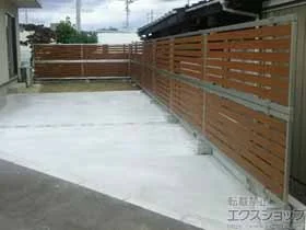 YKKAPのフェンス・柵・塀 ルシアスフェンスF04型 横板 木目カラー 2段支柱（パネル2段） 施工例