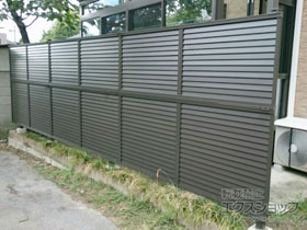 のフェンス・柵 プレスタフェンス8型 多段柱　色：オータムブラウン 施工例