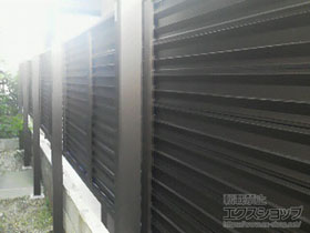 のフェンス・柵 ミエーネフェンス 目隠しルーバータイプ 2段支柱 施工例
