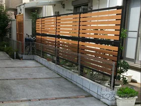 Value Selectのフェンス・柵・塀 モクアルフェンス 横板タイプ 2段支柱 施工例